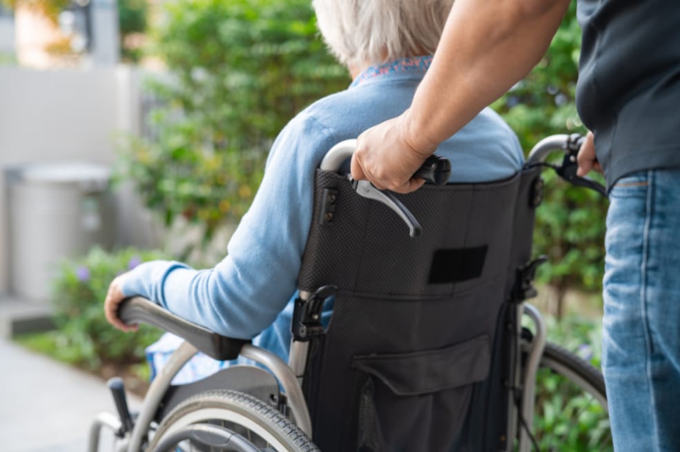 Alltagsbegleitung für Seniorinnen und Senioren in Frechen – Betreuungskraft unterwegs mit Rollstuhl