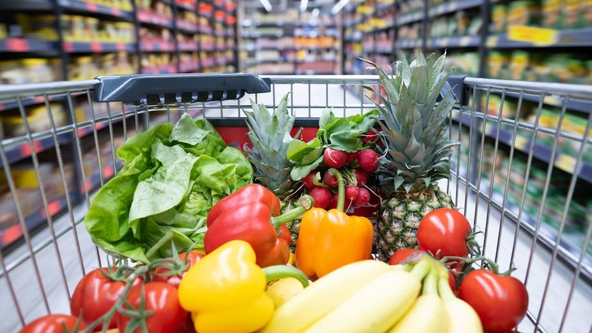 Frische Lebensmittel im Einkaufswagen